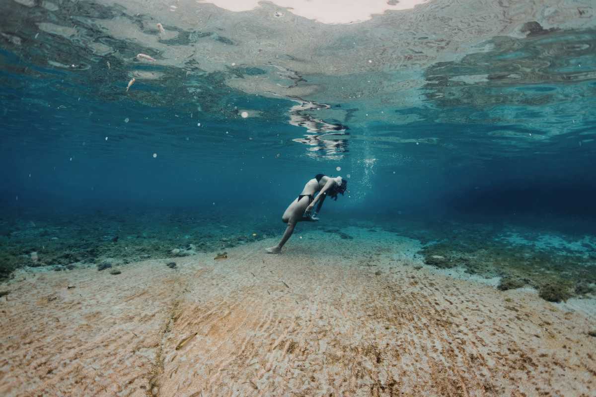 Famiglia con bambini lungo un facile sentiero costiero tra Cala Pira e Cala Sinzias, mare azzurro e vegetazione mediterranea, Villasimius